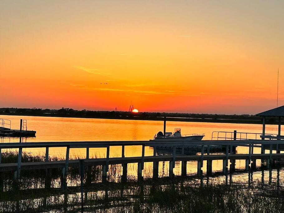 New Waterfront Home With Deep Water Dock Isle of Palms Buitenkant foto