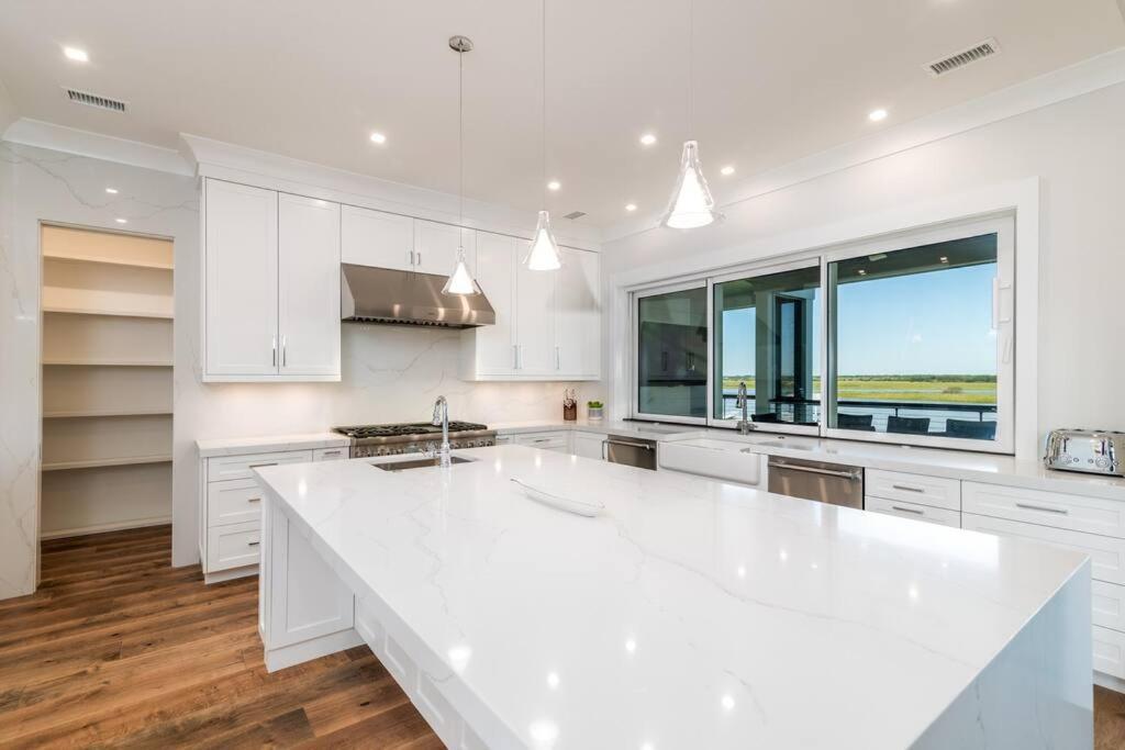 New Waterfront Home With Deep Water Dock Isle of Palms Buitenkant foto